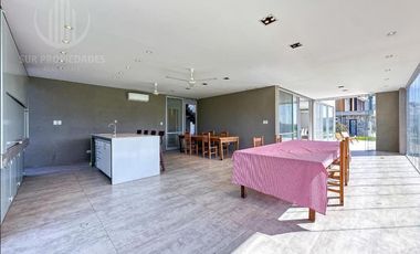 Casa en dos plantas de 400 m2 sobre lote de 1450 m2, con vista a la laguna y vista al Golf.