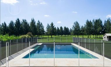 Casa en dos plantas de 400 m2 sobre lote de 1450 m2, con vista a la laguna y vista al Golf.