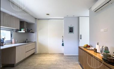 Casa en dos plantas de 400 m2 sobre lote de 1450 m2, con vista a la laguna y vista al Golf.