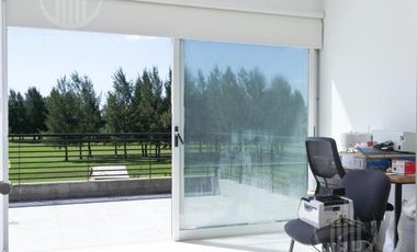 Casa en dos plantas de 400 m2 sobre lote de 1450 m2, con vista a la laguna y vista al Golf.