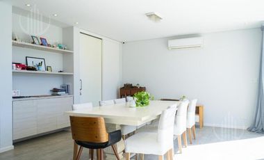 Casa en dos plantas de 400 m2 sobre lote de 1450 m2, con vista a la laguna y vista al Golf.