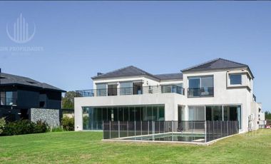 Casa en dos plantas de 400 m2 sobre lote de 1450 m2, con vista a la laguna y vista al Golf.