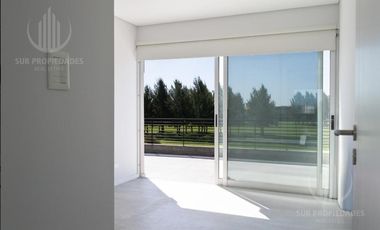 Casa en dos plantas de 400 m2 sobre lote de 1450 m2, con vista a la laguna y vista al Golf.