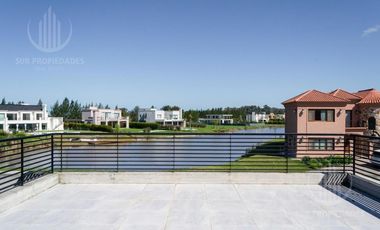 Casa en dos plantas de 400 m2 sobre lote de 1450 m2, con vista a la laguna y vista al Golf.