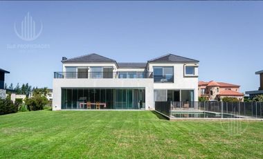 Casa en dos plantas de 400 m2 sobre lote de 1450 m2, con vista a la laguna y vista al Golf.