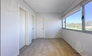 Casa en dos plantas de 400 m2 sobre lote de 1450 m2, con vista a la laguna y vista al Golf.