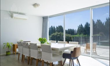 Casa en dos plantas de 400 m2 sobre lote de 1450 m2, con vista a la laguna y vista al Golf.