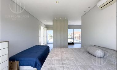 Casa en dos plantas de 400 m2 sobre lote de 1450 m2, con vista a la laguna y vista al Golf.