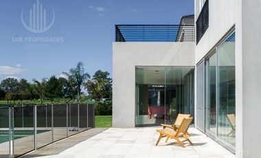 Casa en dos plantas de 400 m2 sobre lote de 1450 m2, con vista a la laguna y vista al Golf.