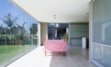 Casa en dos plantas de 400 m2 sobre lote de 1450 m2, con vista a la laguna y vista al Golf.