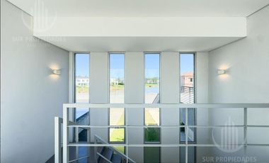 Casa en dos plantas de 400 m2 sobre lote de 1450 m2, con vista a la laguna y vista al Golf.