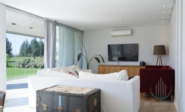 Casa en dos plantas de 400 m2 sobre lote de 1450 m2, con vista a la laguna y vista al Golf.