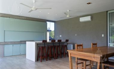 Casa en dos plantas de 400 m2 sobre lote de 1450 m2, con vista a la laguna y vista al Golf.