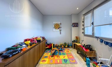 Casa en dos plantas de 400 m2 sobre lote de 1450 m2, con vista a la laguna y vista al Golf.