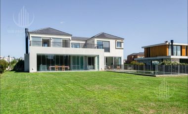 Casa en dos plantas de 400 m2 sobre lote de 1450 m2, con vista a la laguna y vista al Golf.