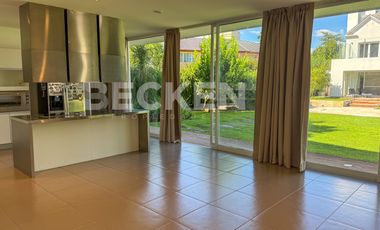 Casa en Las Delicias Lote central, excelente ubicación, impecable