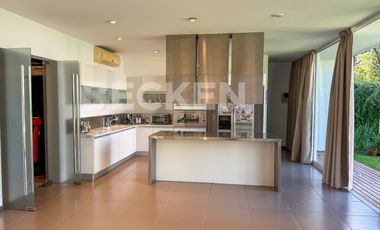Casa en Las Delicias Lote central, excelente ubicación, impecable