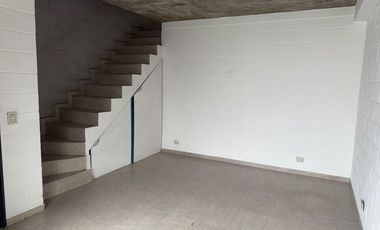 Excelente establecimiento Industrial con 554 m2 cubiertos en Pablo Nogues
