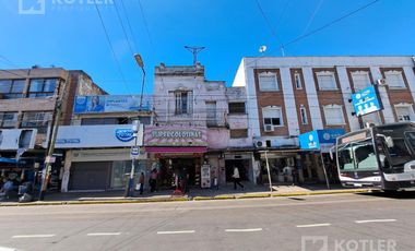Dos locales con oficinas en planta alta en excelente zona comercial