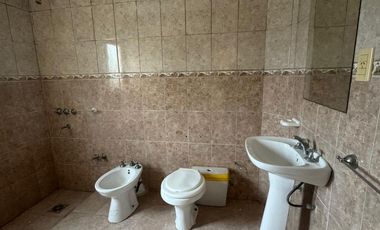 EN VENTA SALON COMERCIAL + CASA + DEPTO. EN RECREO