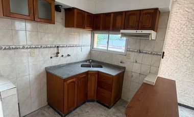 EN VENTA SALON COMERCIAL + CASA + DEPTO. EN RECREO