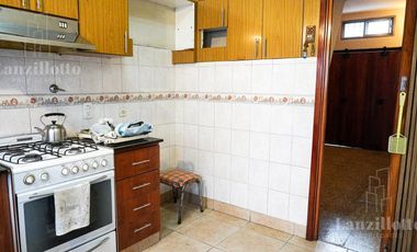 Casa en planta baja. Lote propio 3 ambientes con cochera impecable