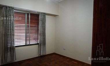 Casa en planta baja. Lote propio 3 ambientes con cochera impecable