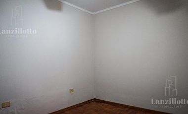 Casa en planta baja. Lote propio 3 ambientes con cochera impecable