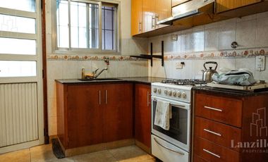 Casa en planta baja. Lote propio 3 ambientes con cochera impecable