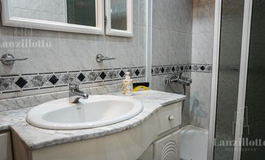 Casa en planta baja. Lote propio 3 ambientes con cochera impecable