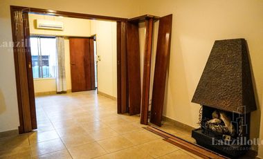 Casa en planta baja. Lote propio 3 ambientes con cochera impecable