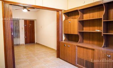 Casa en planta baja. Lote propio 3 ambientes con cochera impecable