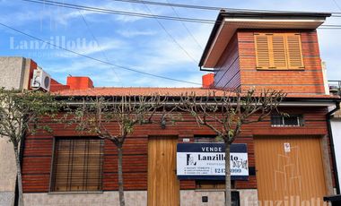 Casa en planta baja. Lote propio 3 ambientes con cochera impecable