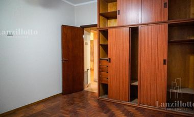 Casa en planta baja. Lote propio 3 ambientes con cochera impecable