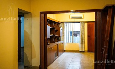 Casa en planta baja. Lote propio 3 ambientes con cochera impecable