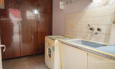 Casa en planta baja. Lote propio 3 ambientes con cochera impecable