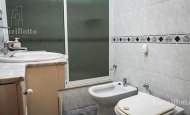 Casa en planta baja. Lote propio 3 ambientes con cochera impecable
