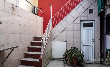 Casa en planta baja. Lote propio 3 ambientes con cochera impecable
