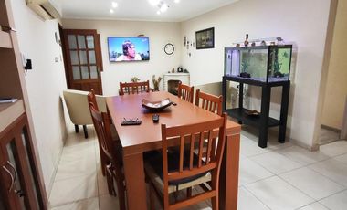 Casa en venta de 3 habitaciones cochera patio y pileta en barrio Sargento Cabral