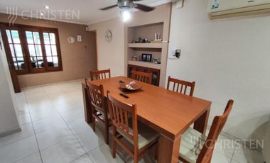 Casa en venta de 3 habitaciones cochera patio y pileta en barrio Sargento Cabral