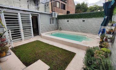 Casa en venta de 3 habitaciones cochera patio y pileta en barrio Sargento Cabral