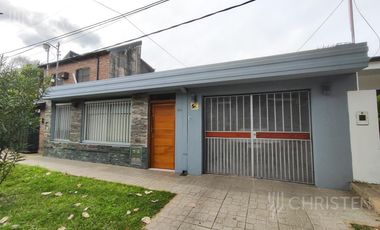 Casa en venta de 3 habitaciones cochera patio y pileta en barrio Sargento Cabral