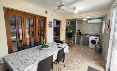 Casa en venta de 3 habitaciones cochera patio y pileta en barrio Sargento Cabral