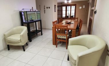 Casa en venta de 3 habitaciones cochera patio y pileta en barrio Sargento Cabral