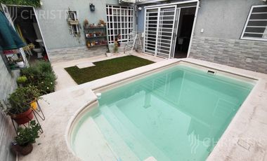 Casa en venta de 3 habitaciones cochera patio y pileta en barrio Sargento Cabral