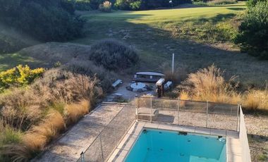 Lindisima casa en Costa Esmeralda Golf 2,  con pileta, parrilla fogonero y vista al golf.