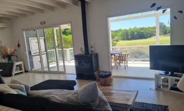 Lindisima casa en Costa Esmeralda Golf 2,  con pileta, parrilla fogonero y vista al golf.