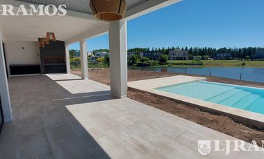 Sin Muebles. Muy equipada. 3 Dormitorios, Escritorio, Playroom y Area Servicio.