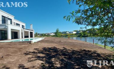 Sin Muebles. Muy equipada. 3 Dormitorios, Escritorio, Playroom y Area Servicio.