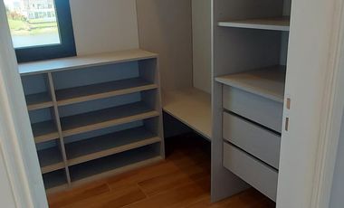 Sin Muebles. Muy equipada. 3 Dormitorios, Escritorio, Playroom y Area Servicio.